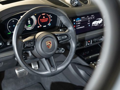 Certified 2024 Porsche Cayenne Turbo AWD/4WD image 15