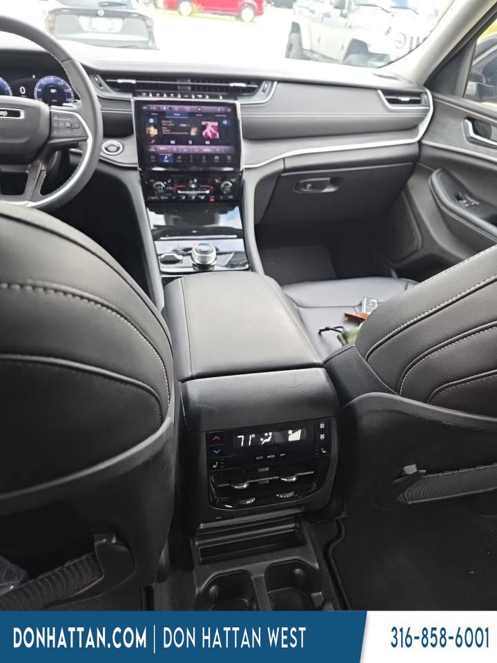 Used 2023 Jeep Grand Cherokee L Limited AWD/4WD image 3