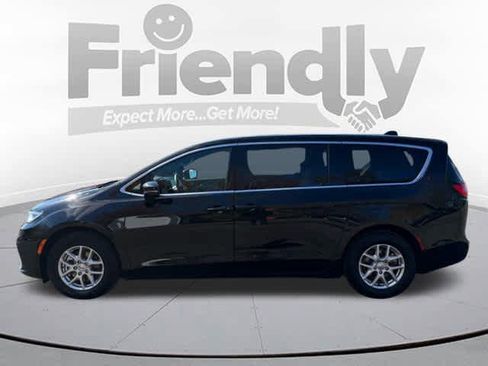 Used 2025 Chrysler Pacifica Select image 8