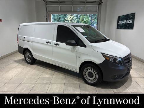 Used 2022 Mercedes-Benz Metris image 1