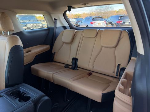 Used 2024 Kia Carnival LX image 18
