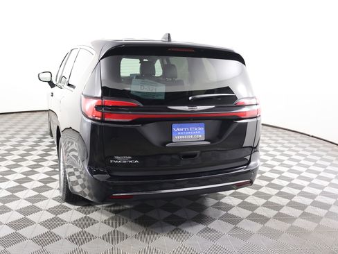 Used 2024 Chrysler Pacifica Touring-L image 7