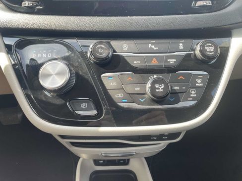 Used 2018 Chrysler Pacifica Touring Plus w/ Tire & Wheel Group FWD image 18