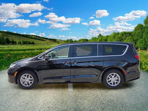 Used 2024 Chrysler Pacifica Touring-L FWD image 3