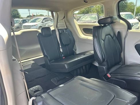 Used 2024 Chrysler Pacifica Touring-L FWD image 16