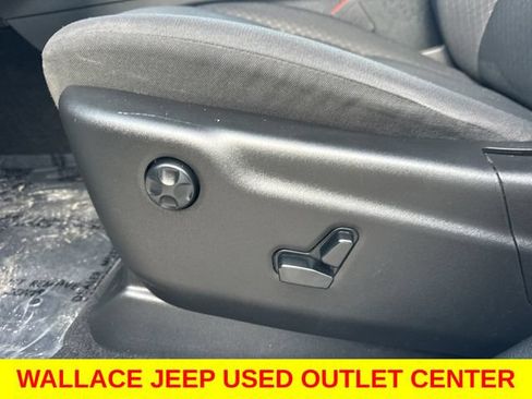 Used 2019 Jeep Grand Cherokee Laredo AWD/4WD image 19