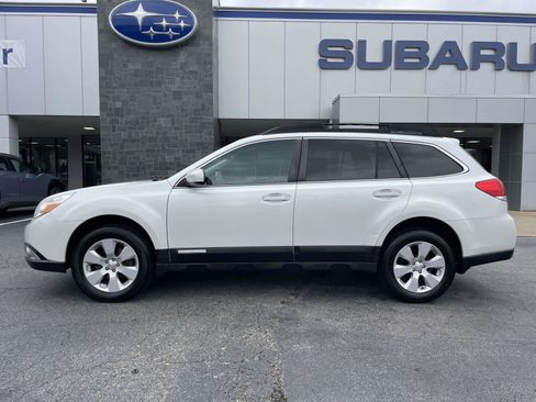 Used 2011 Subaru Outback 2.5i Premium image 2
