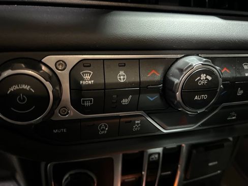 Used 2025 Jeep Wrangler Unlimited Sahara AWD/4WD image 28