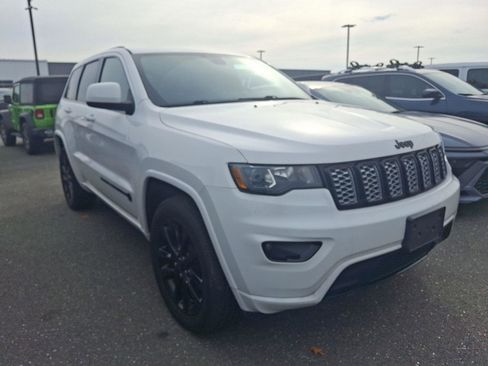 Used 2018 Jeep Grand Cherokee Altitude image 12