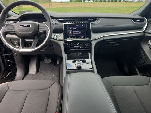 New 2025 Jeep Grand Cherokee Laredo X w/ Luxury Tech Group I AWD/4WD image 5