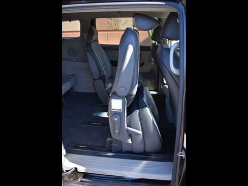 Used 2016 Kia Sedona SX image 29