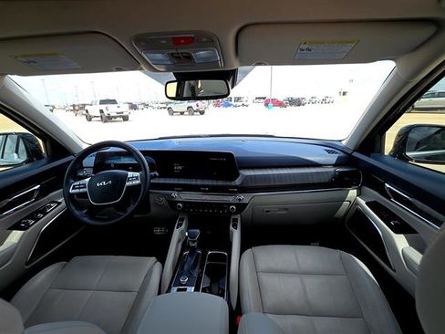 Used 2024 Kia Telluride SX w/ Towing Package image 10