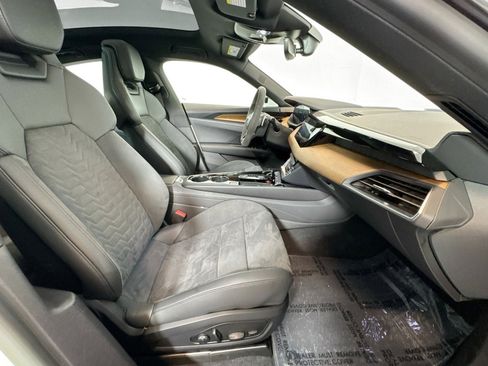 Used 2022 Audi e-tron GT Premium Plus image 26