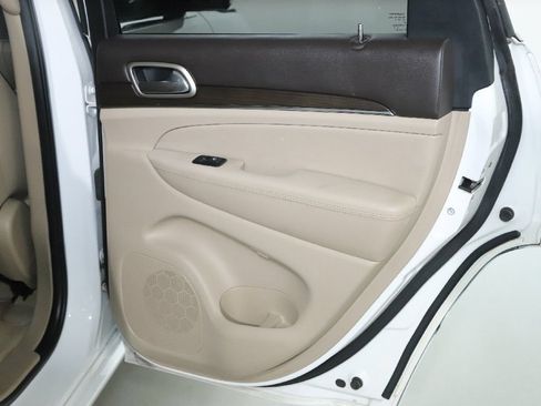 Used 2017 Jeep Grand Cherokee Overland AWD/4WD image 32