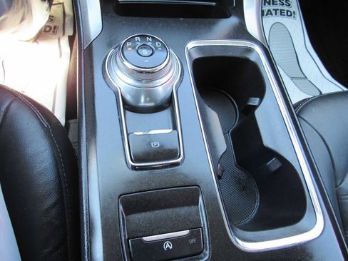 Used 2018 Ford Fusion SE w/ Fusion SE Technology Package image 16