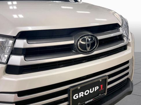 Used 2019 Toyota Highlander XLE AWD/4WD image 30