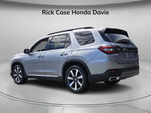 Used 2023 Honda Pilot Touring image 7