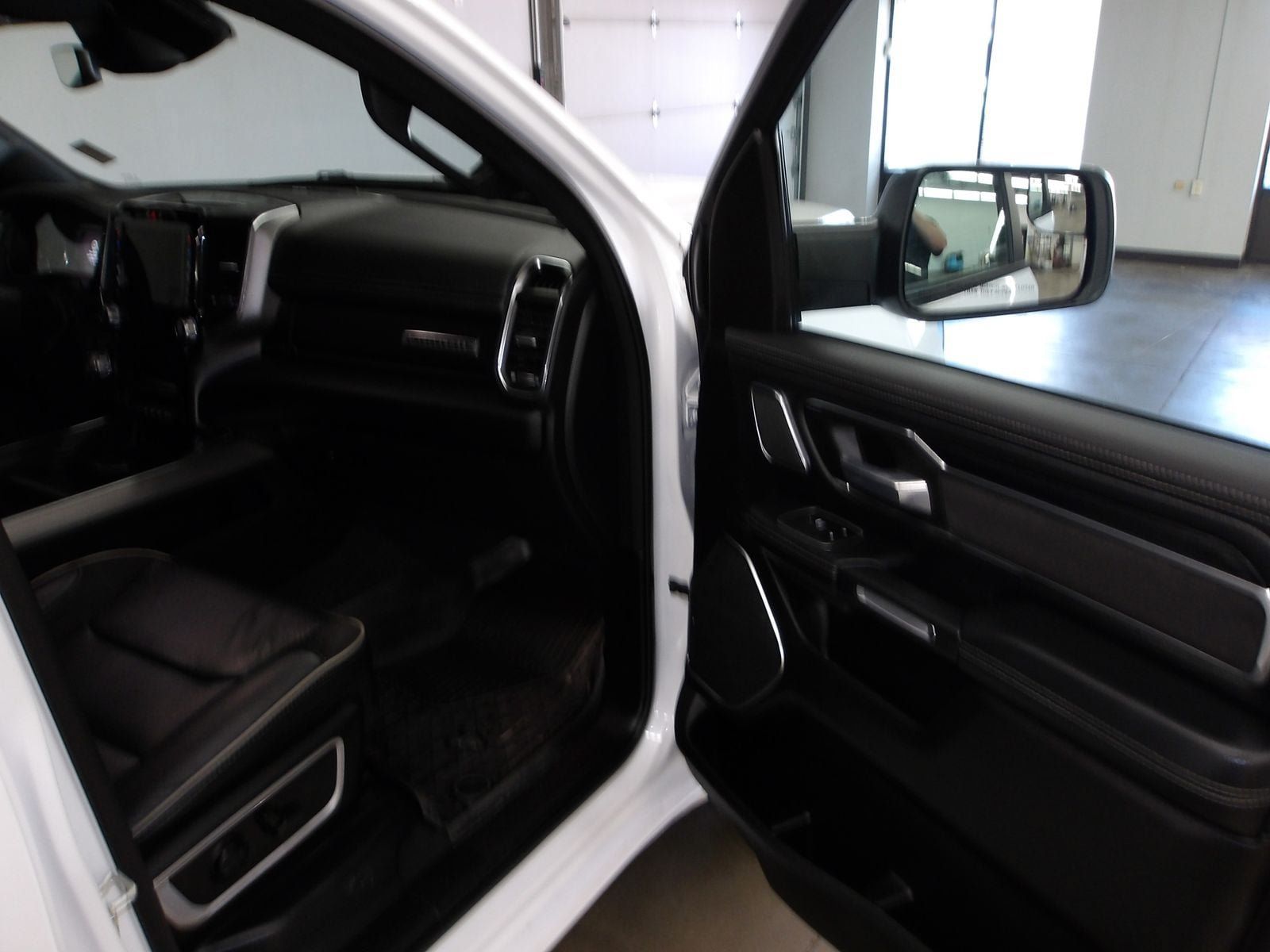 Used 2024 RAM 1500 Laramie AWD/4WD image 15