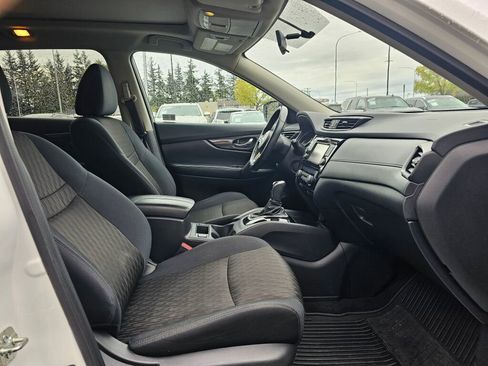 Used 2017 Nissan Rogue SV image 10