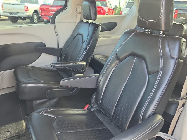 Used 2024 Chrysler Pacifica Touring-L FWD image 12