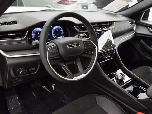 Used 2024 Jeep Grand Cherokee Altitude RWD image 18