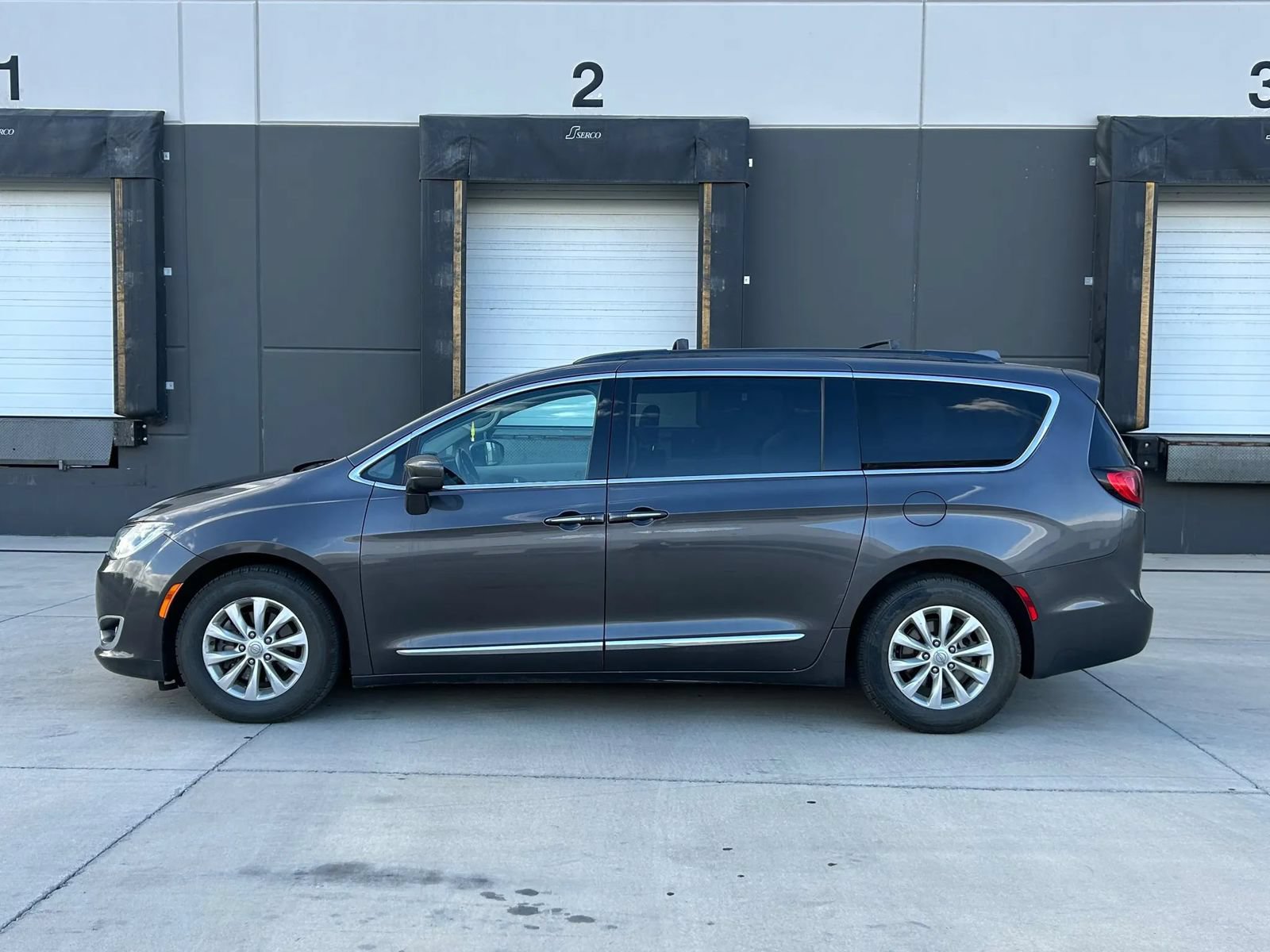 Used 2017 Chrysler Pacifica Touring-L FWD image 2