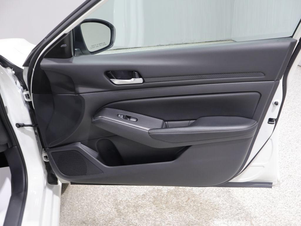 Used 2025 Nissan Altima 2.5 SV AWD/4WD image 23