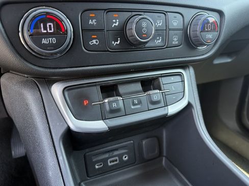 Used 2024 GMC Terrain SLT AWD/4WD image 16