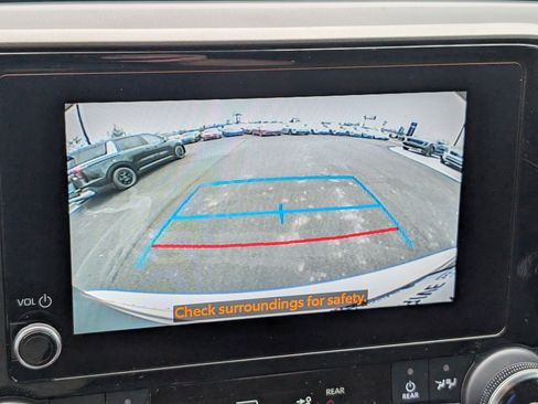 Used 2023 Toyota Highlander LE image 17