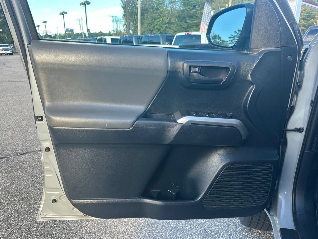 Used 2019 Toyota Tacoma SR5 AWD/4WD image 15
