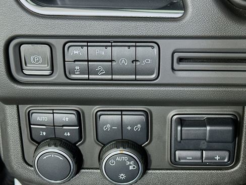 Used 2021 Chevrolet Tahoe Z71 w/ Z71 Signature Package image 17