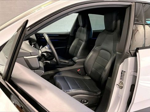 Used 2025 Porsche Macan 4 Electric image 5