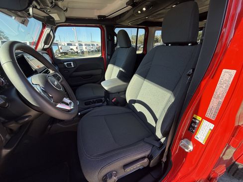 Used 2025 Jeep Wrangler Sahara image 26