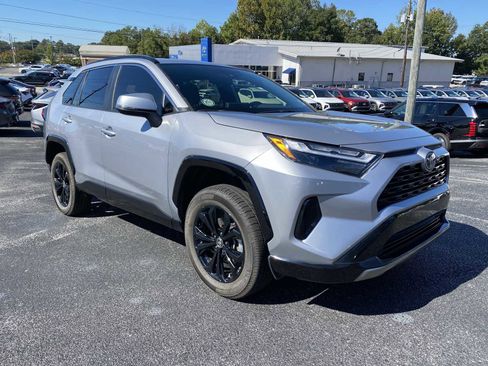 Used 2022 Toyota RAV4 SE image 2