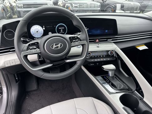 Used 2025 Hyundai Elantra Limited image 9