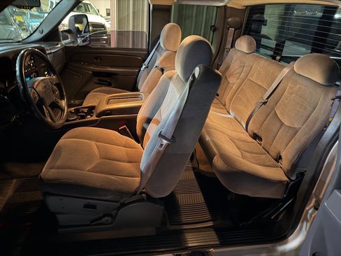 Used 2006 GMC Sierra 3500 SLE w/ Heavy-Duty Power Package image 4