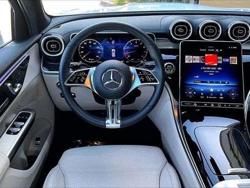 Used 2025 Mercedes-Benz GLC 300 image 5