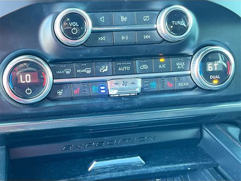 Used 2022 Ford Expedition Limited image 16