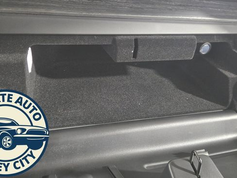 Used 2019 Land Rover Discovery HSE image 21