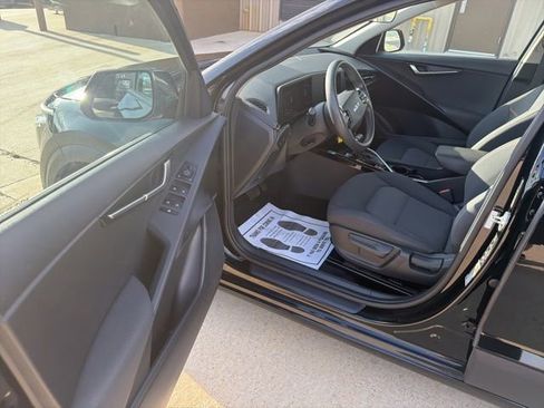 Used 2023 Kia Niro LX FWD image 10