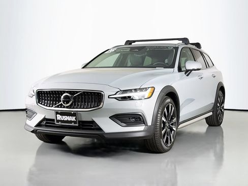 Certified 2026 Volvo V60 B5 Cross Country Ultra w/ Climate Package AWD/4WD image 3
