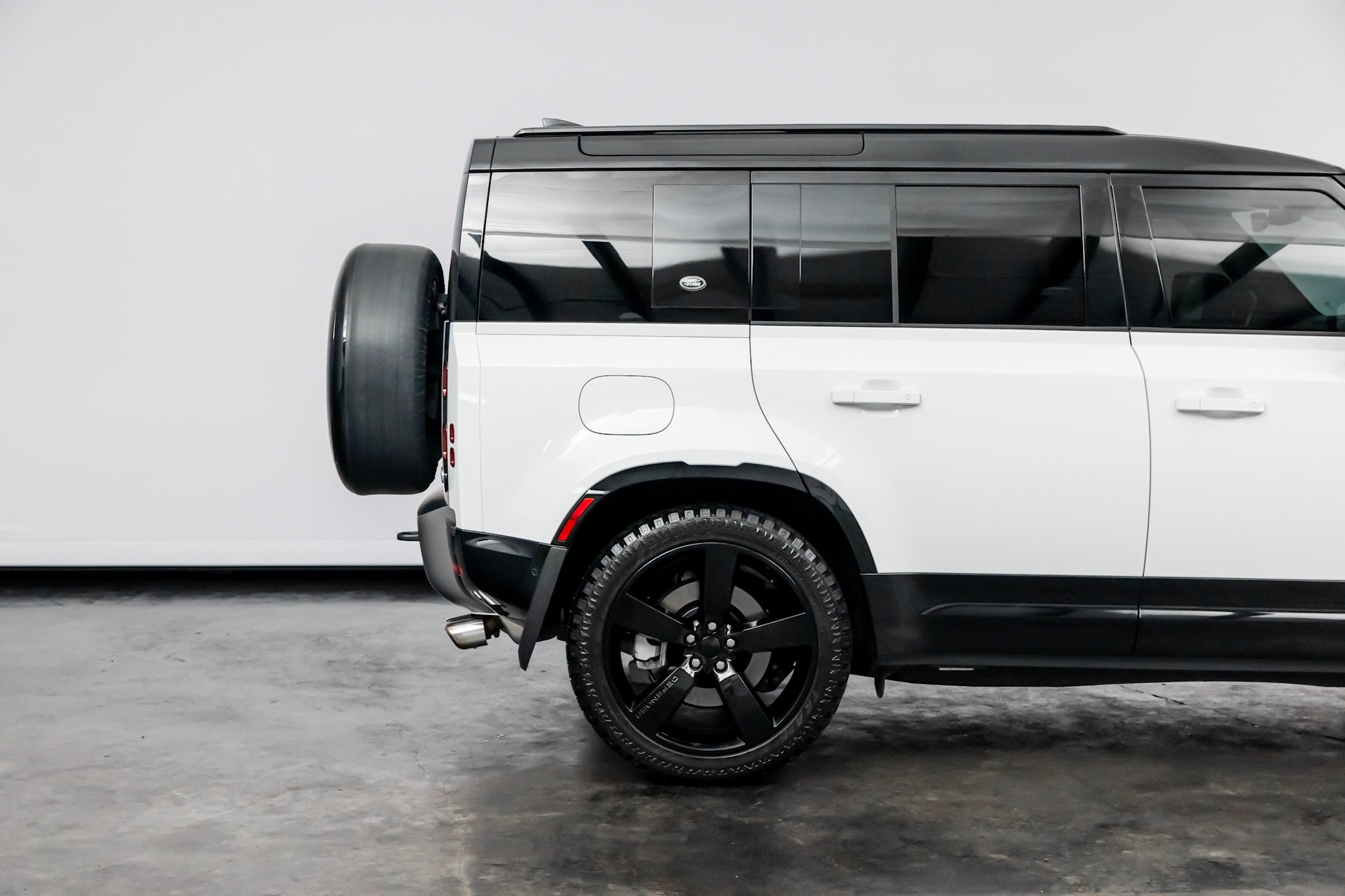 Used 2023 Land Rover Defender 110 X-Dynamic SE AWD/4WD image 23