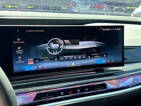 Used 2023 BMW 740i w/ Parking Assistance Package RWD image 23