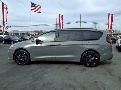 Used 2025 Chrysler Pacifica Limited image 3