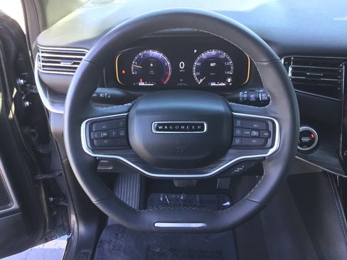 Used 2024 Jeep Wagoneer L Series II RWD image 10