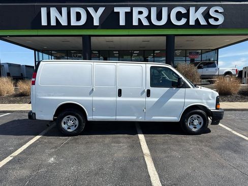 Used 2017 Chevrolet Express 2500 image 1
