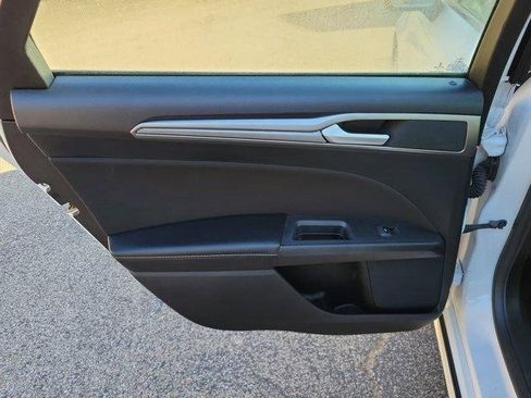 Used 2020 Ford Fusion SE image 9