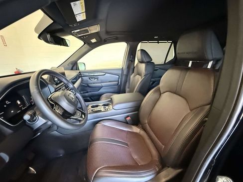 Used 2025 Honda Pilot Black Edition image 4