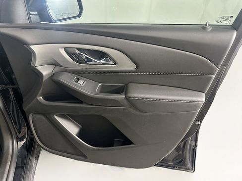 Used 2022 Chevrolet Traverse LT image 32