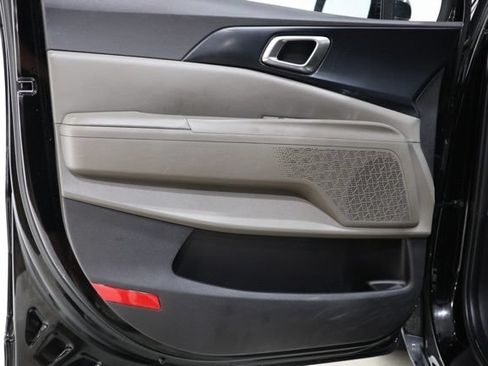 Used 2025 Kia Carnival FWD image 18